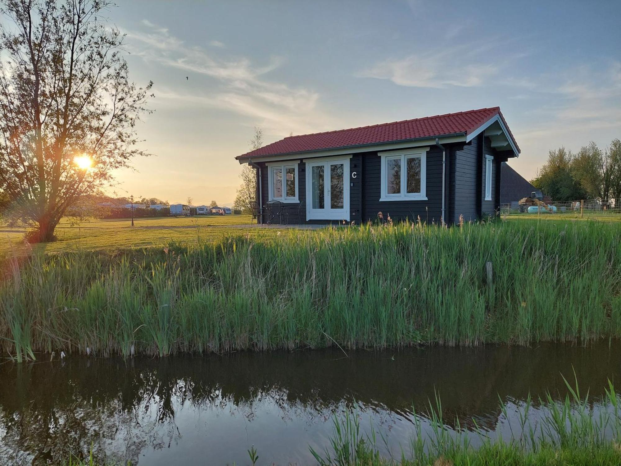 Vakantiehuisje Vlakbij Leeuwarden, Swichumer Pleats Bagian luar foto
