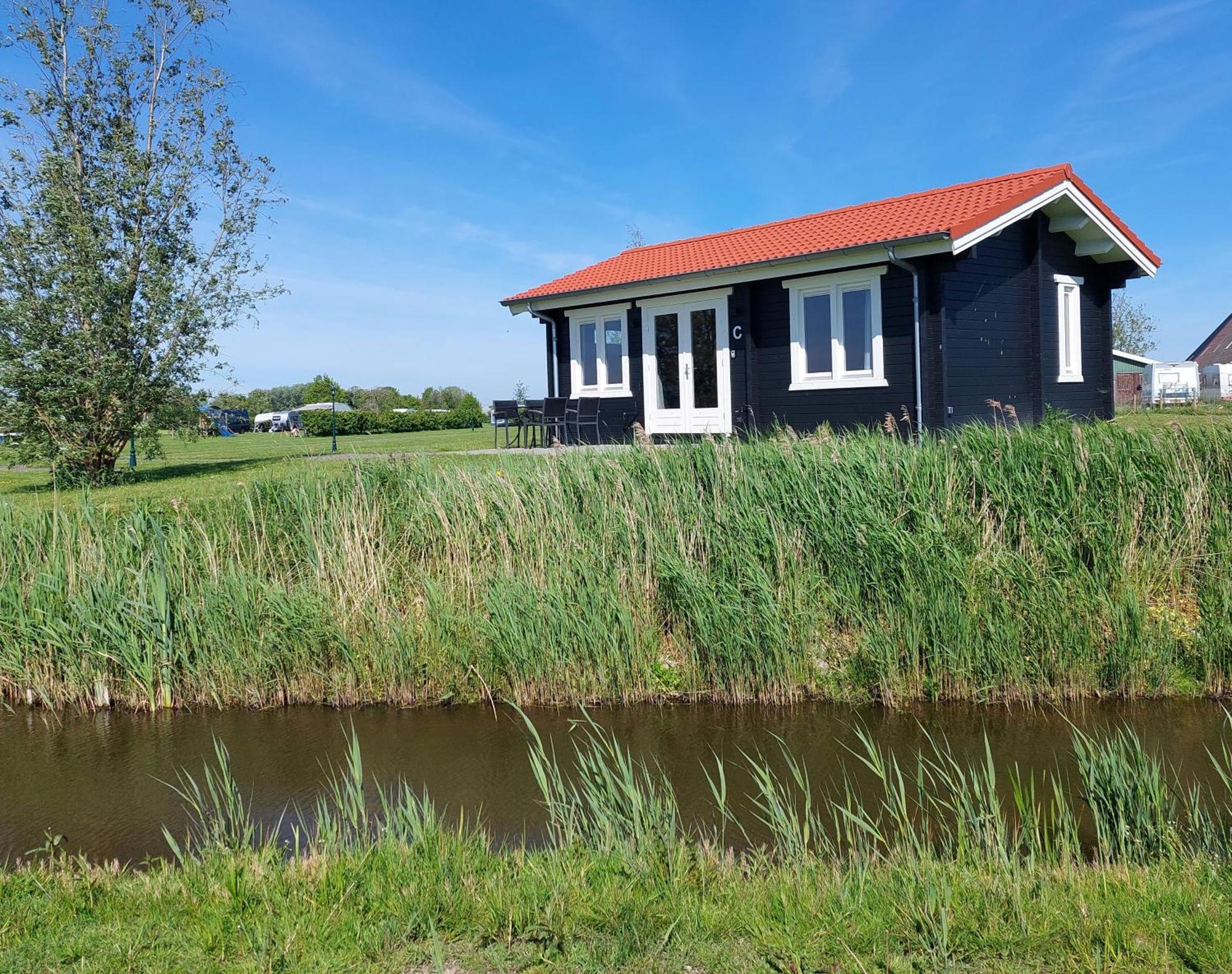 Vakantiehuisje Vlakbij Leeuwarden, Swichumer Pleats Bagian luar foto